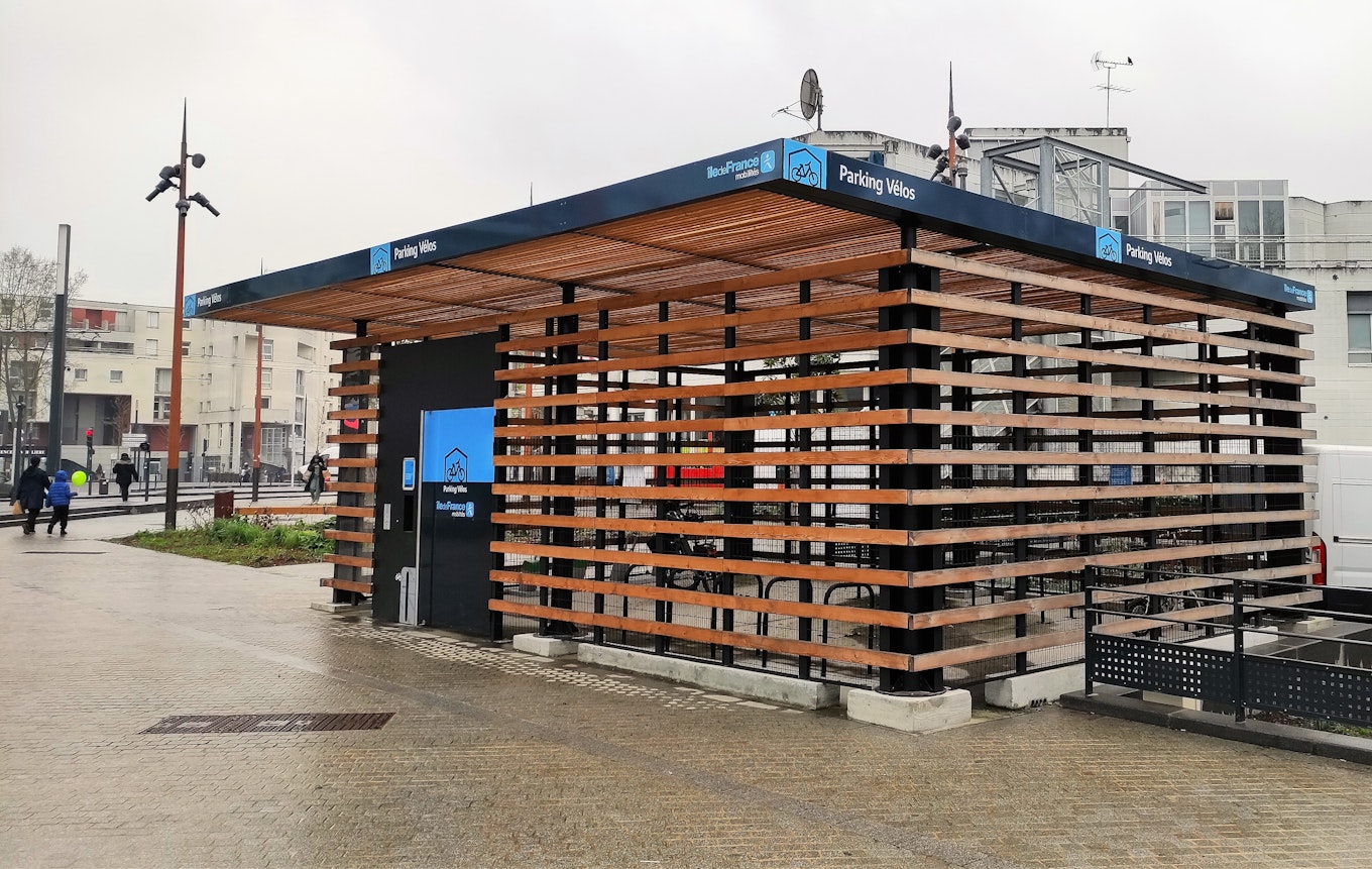 Estacionamento de bicicletas, localizado perto dos pontos de ônibus 482 e 483 Gaston Viens e da estação de bonde T9 Orly-Gaston Viens