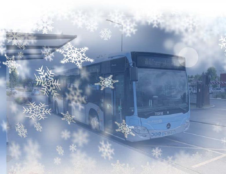 Photo d'un bus avec un décor de neige près d'un abrivoyageurs