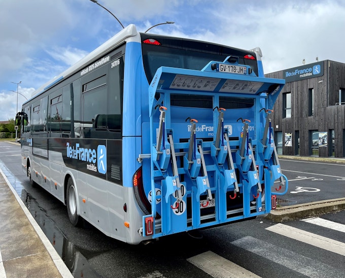 Car équipé d'un porte vélos