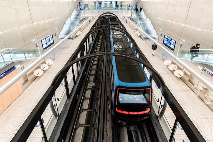 Une rame de métro à quai à la station Mairie de Saint-Ouen sur la ligne 14