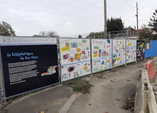 Valla escolar en la estación de Valenton