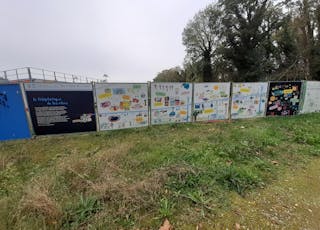 Valla escolar en la estación de La Végétale