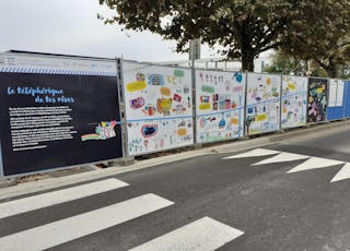 Valla escolar en la estación de Villa Nova