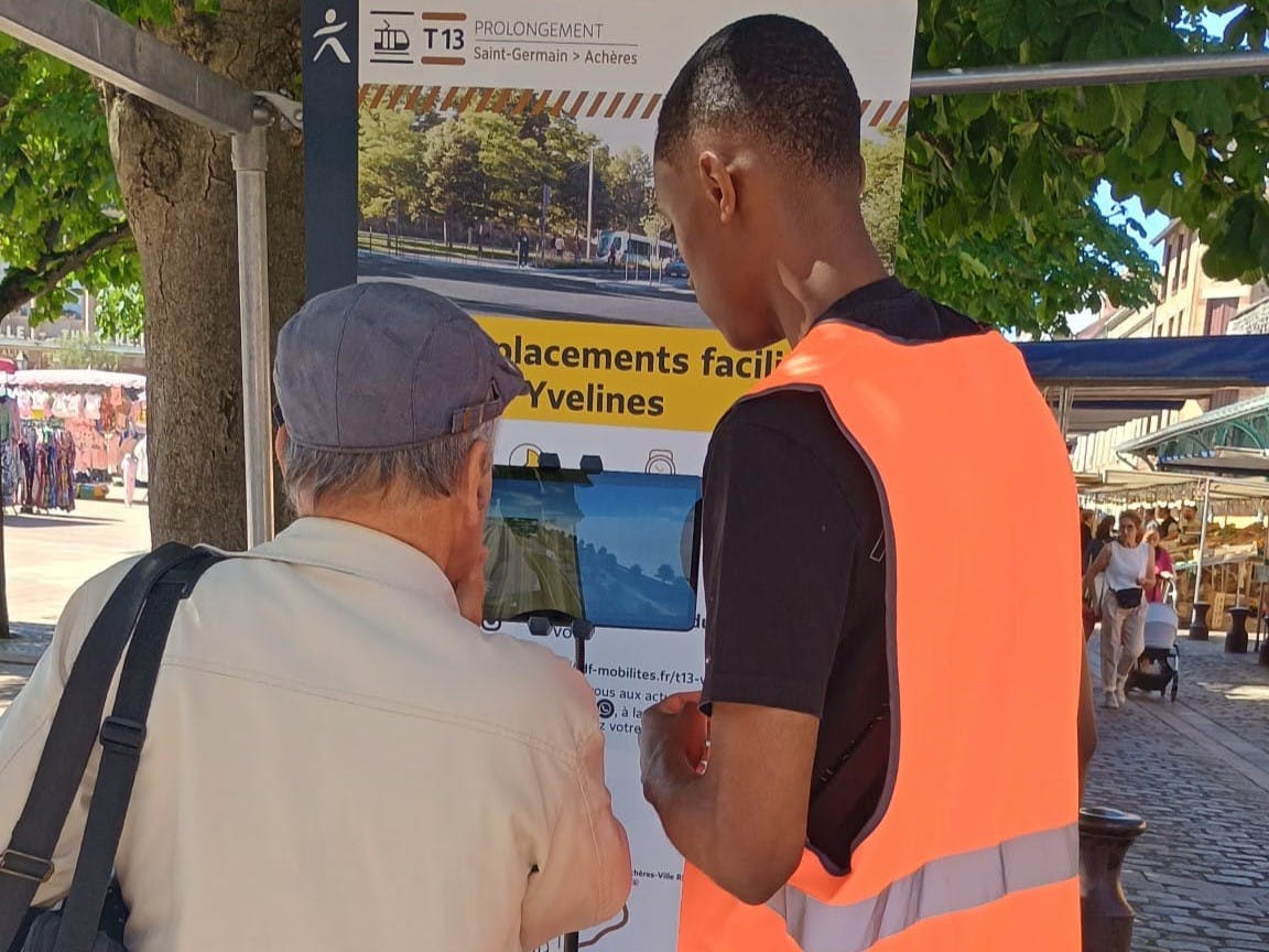Foto del agente local durante una permanencia en el mercado de la Place de la République en Poissy.
