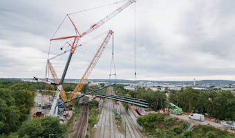 Photo showing the installation of the new Saut-de-Mouton bridge over the tracks of the RER A, line J and the Normandy lines between Poissy and Achères.