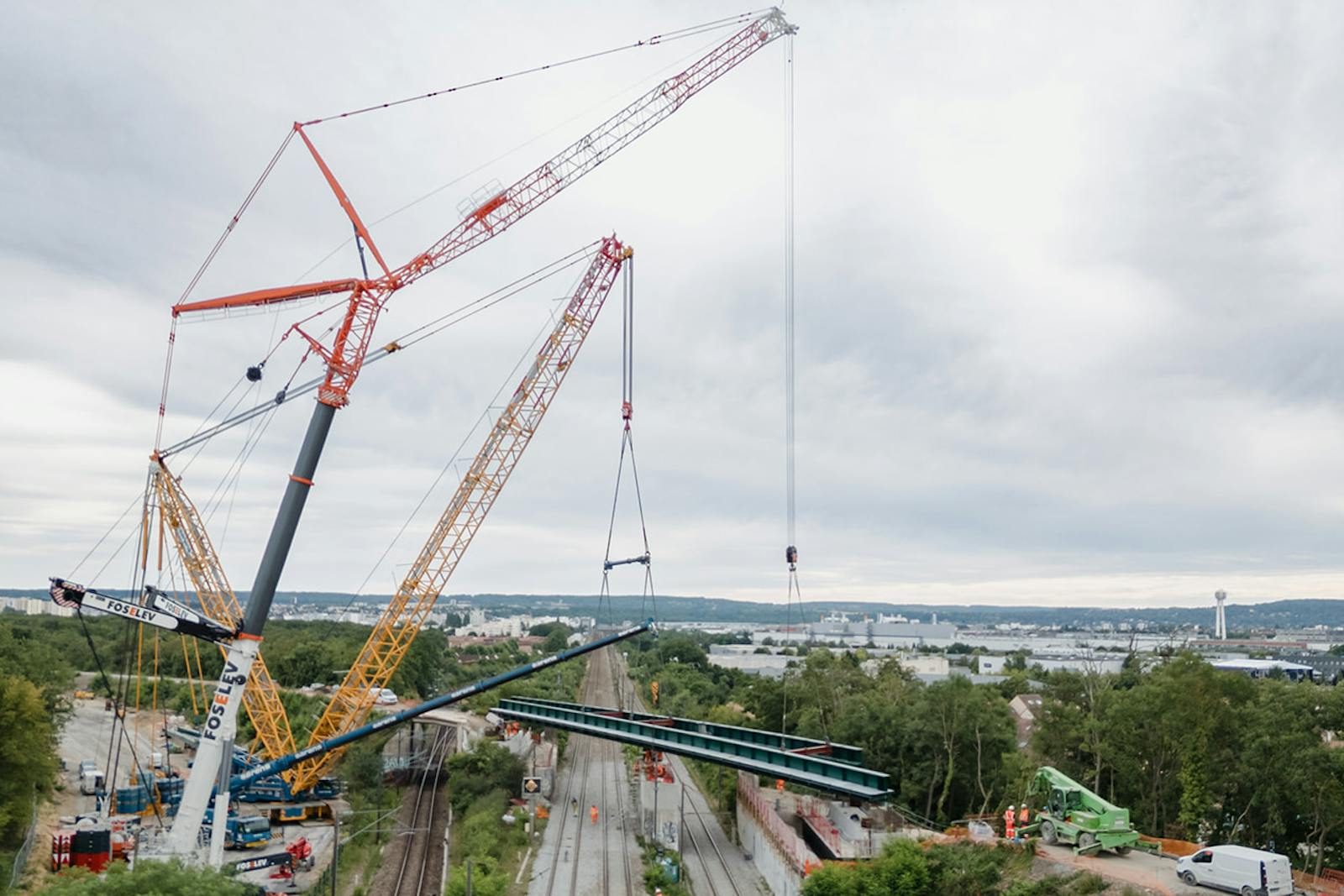 Photo montrant la pose du nouveau pont du Saut-de-mouton au-dessus des voies du RER A, de la ligne J et des lignes normandes entre Poissy et Achères.