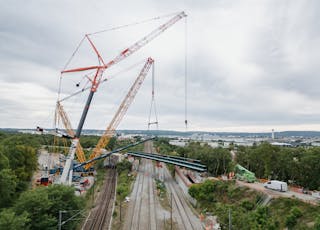 Foto que muestra la instalación del nuevo puente Saut-de-Mouton sobre las vías del RER A, la línea J y las líneas de Normandía entre Poissy y Achères.