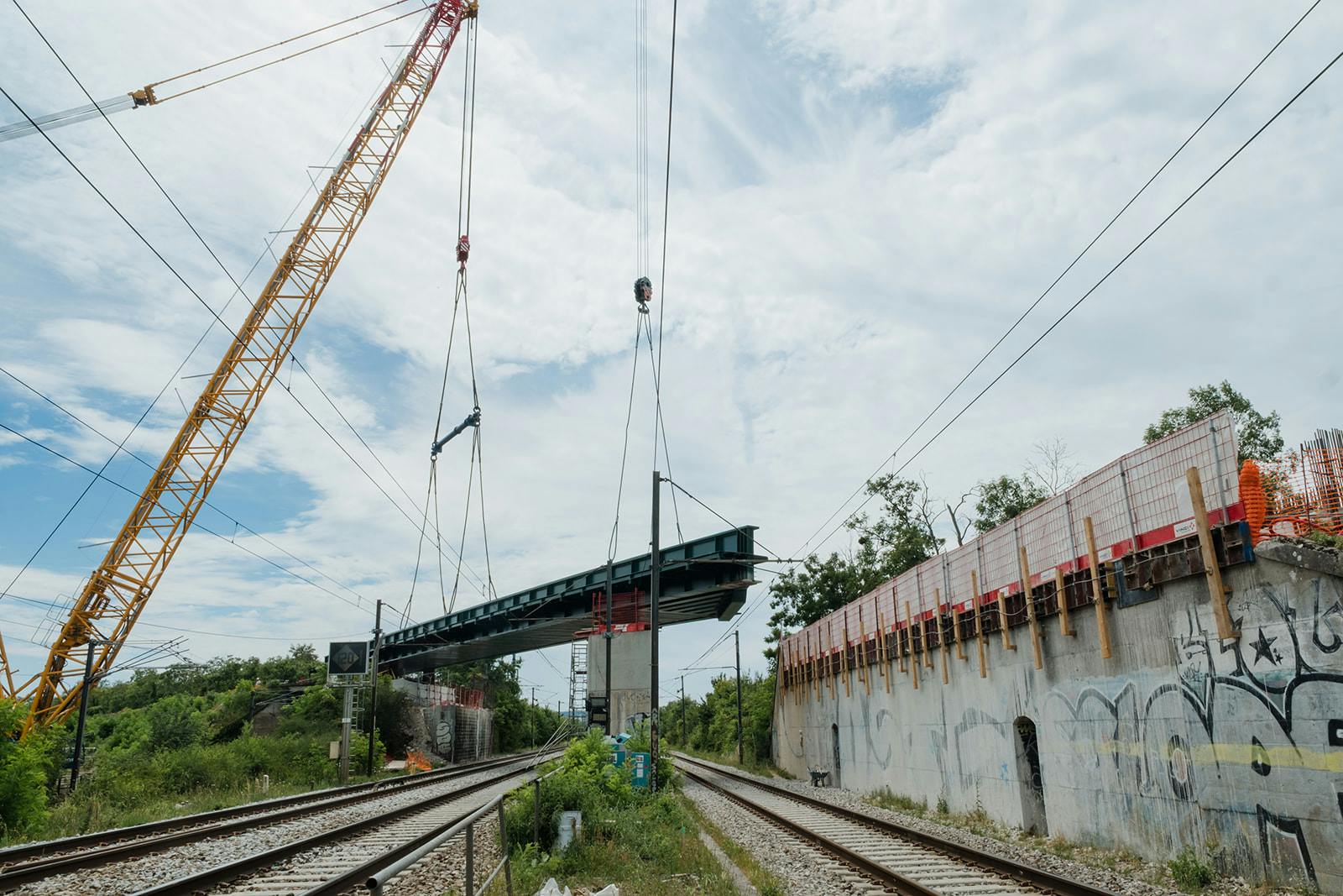 Foto zeigt die Installation der neuen Brücke von Saut-de-Mouton über die Gleise der RER A, der Linie J und der Normandie-Strecken zwischen Poissy und Achères.