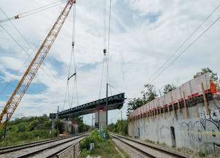 Foto que muestra la instalación del nuevo puente Saut-de-Mouton sobre las vías del RER A, la línea J y las líneas de Normandía entre Poissy y Achères.
