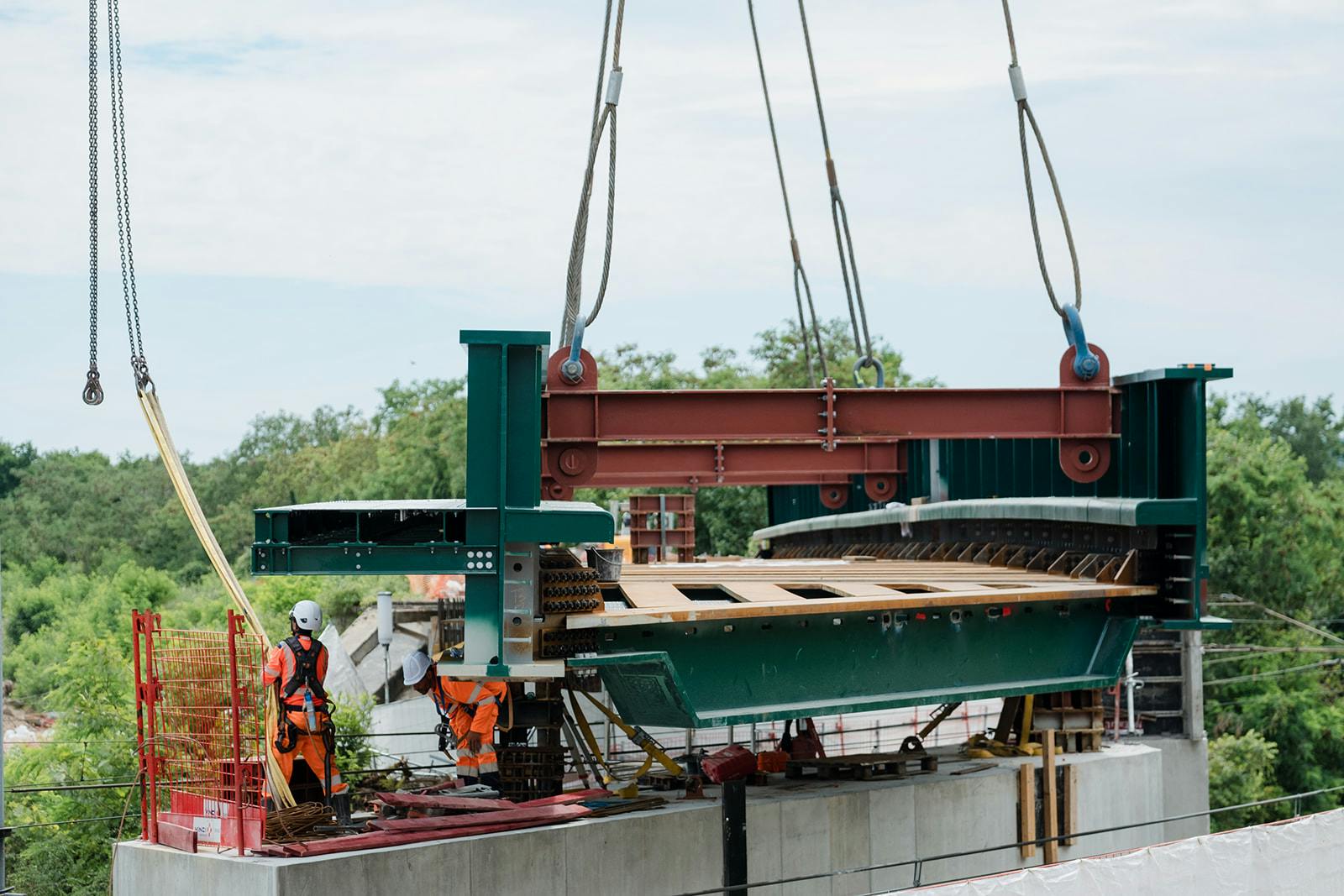 Foto zeigt die Installation der neuen Brücke von Saut-de-Mouton über die Gleise der RER A, der Linie J und der Normandie-Strecken zwischen Poissy und Achères.