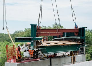 Foto que muestra la instalación del nuevo puente Saut-de-Mouton sobre las vías del RER A, la línea J y las líneas de Normandía entre Poissy y Achères.