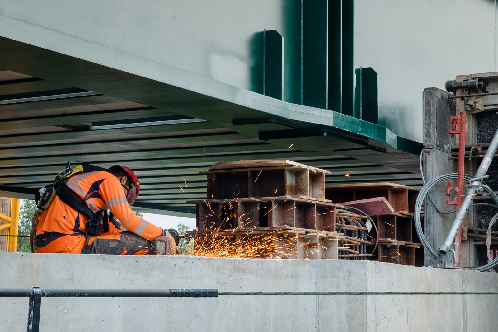 Foto que muestra la instalación del nuevo puente Saut-de-Mouton sobre las vías del RER A, la línea J y las líneas de Normandía entre Poissy y Achères.