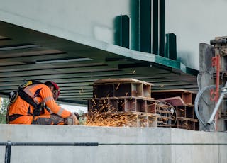 Foto que muestra la instalación del nuevo puente Saut-de-Mouton sobre las vías del RER A, la línea J y las líneas de Normandía entre Poissy y Achères.