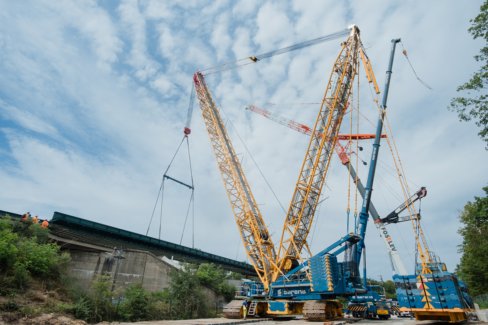 Foto que muestra la instalación del nuevo puente Saut-de-Mouton sobre las vías del RER A, la línea J y las líneas de Normandía entre Poissy y Achères.