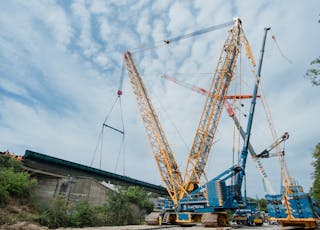 Foto que muestra la instalación del nuevo puente Saut-de-Mouton sobre las vías del RER A, la línea J y las líneas de Normandía entre Poissy y Achères.