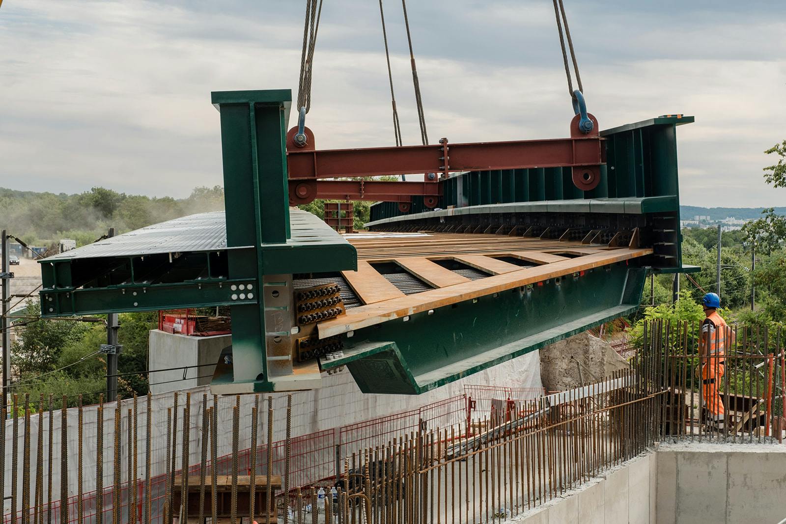 Foto que muestra la instalación del nuevo puente Saut-de-Mouton sobre las vías del RER A, la línea J y las líneas de Normandía entre Poissy y Achères.