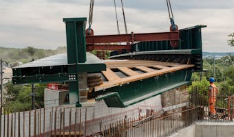 Photo montrant la pose du nouveau pont du Saut-de-mouton au-dessus des voies du RER A, de la ligne J et des lignes normandes entre Poissy et Achères.