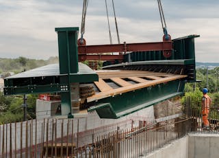 Foto que muestra la instalación del nuevo puente Saut-de-Mouton sobre las vías del RER A, la línea J y las líneas de Normandía entre Poissy y Achères.