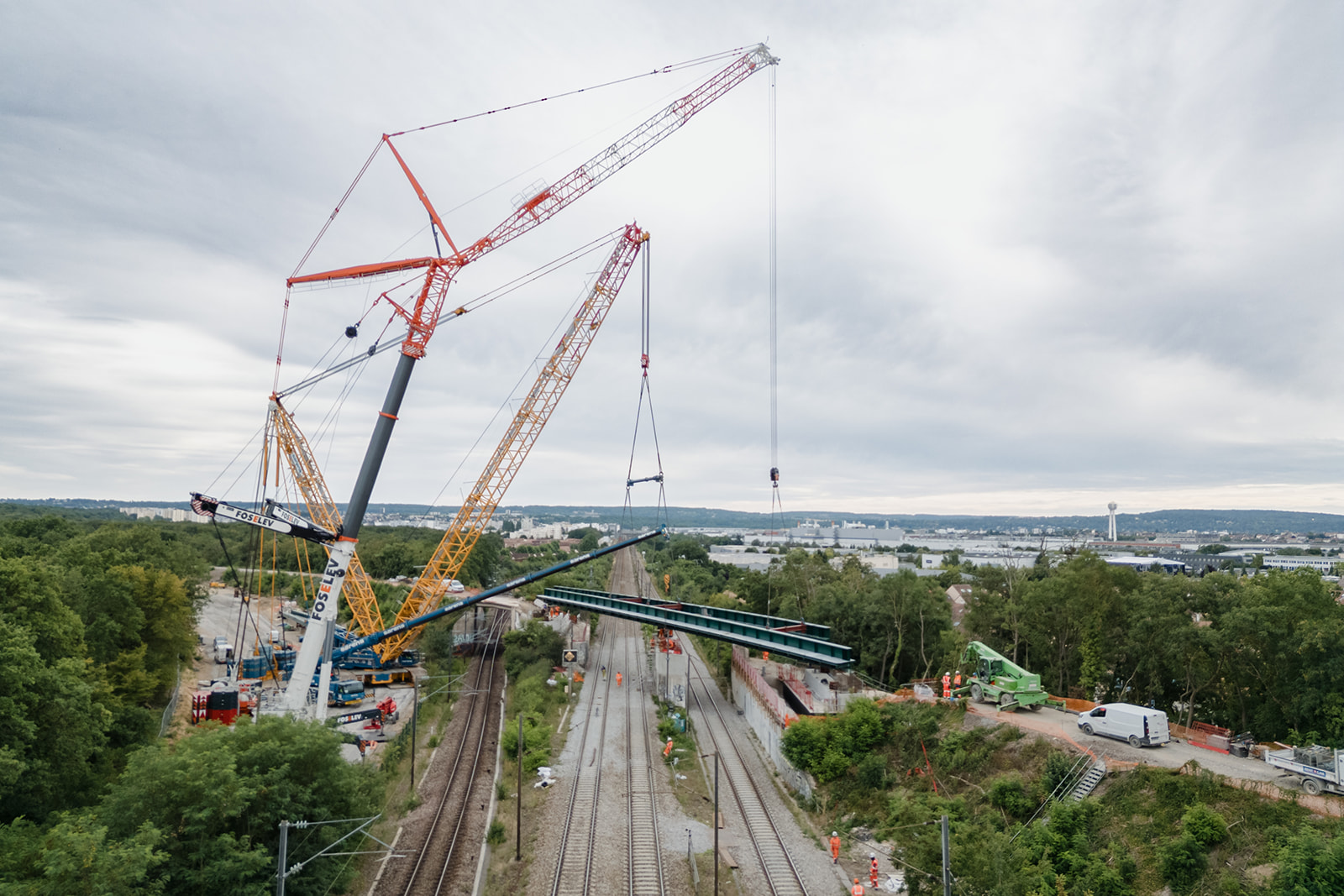 Foto que muestra la instalación del nuevo puente Saut-de-Mouton sobre las vías del RER A, la línea J y las líneas de Normandía entre Poissy y Achères.