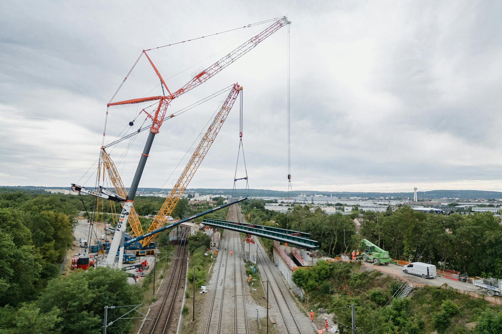 Foto che mostra l'installazione del nuovo ponte Saut-de-mouton sui binari della RER A, della linea J e delle linee normanne tra Poissy e Achères.