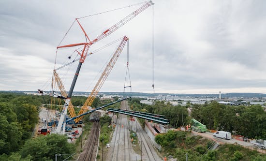 Photo montrant la pose du nouveau pont du Saut-de-mouton au-dessus des voies du RER A, de la ligne J et des lignes normandes entre Poissy et Achères.