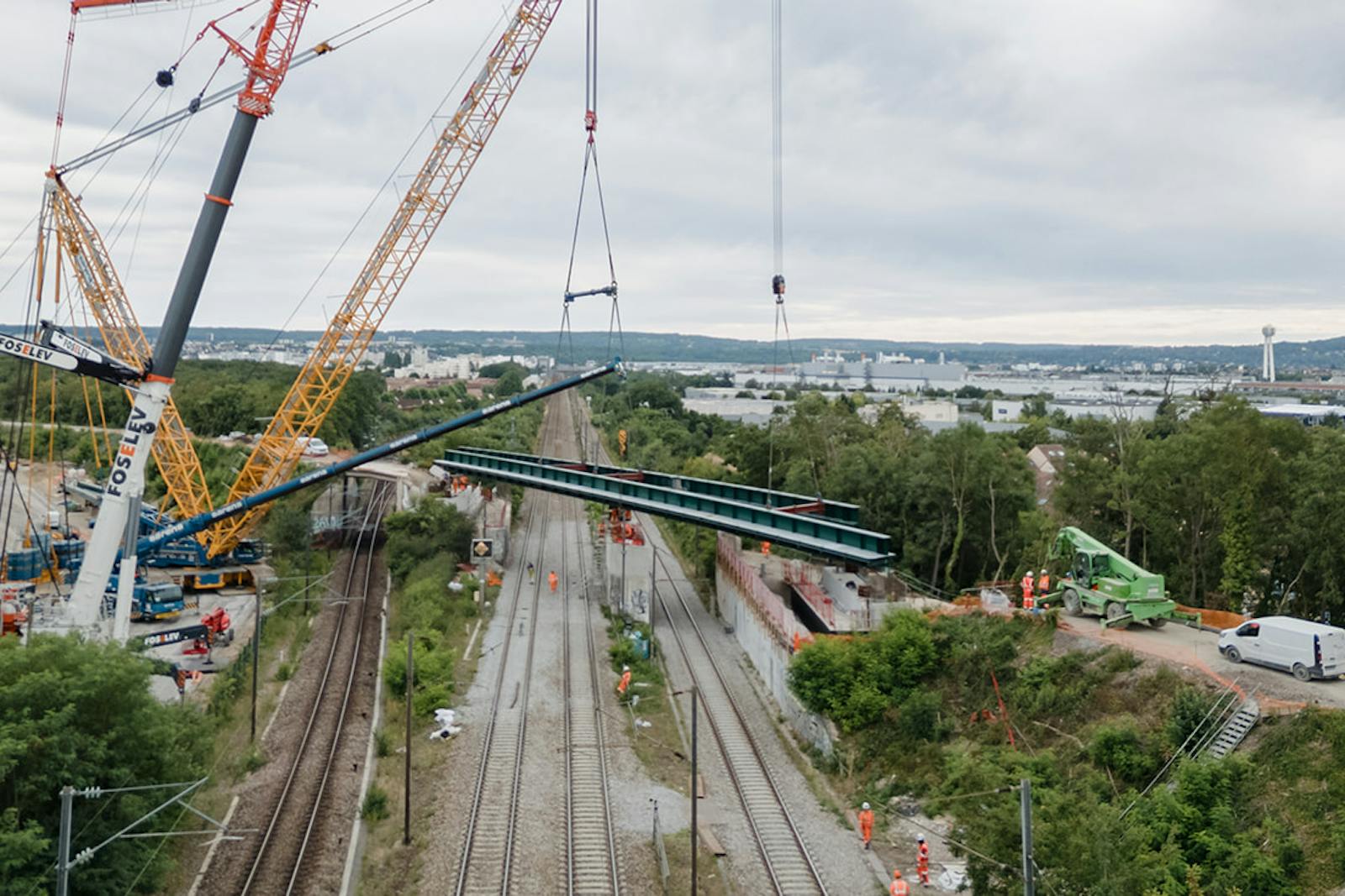 Foto que muestra la instalación del nuevo puente Saut-de-Mouton sobre las vías del RER A, la línea J y las líneas de Normandía entre Poissy y Achères.