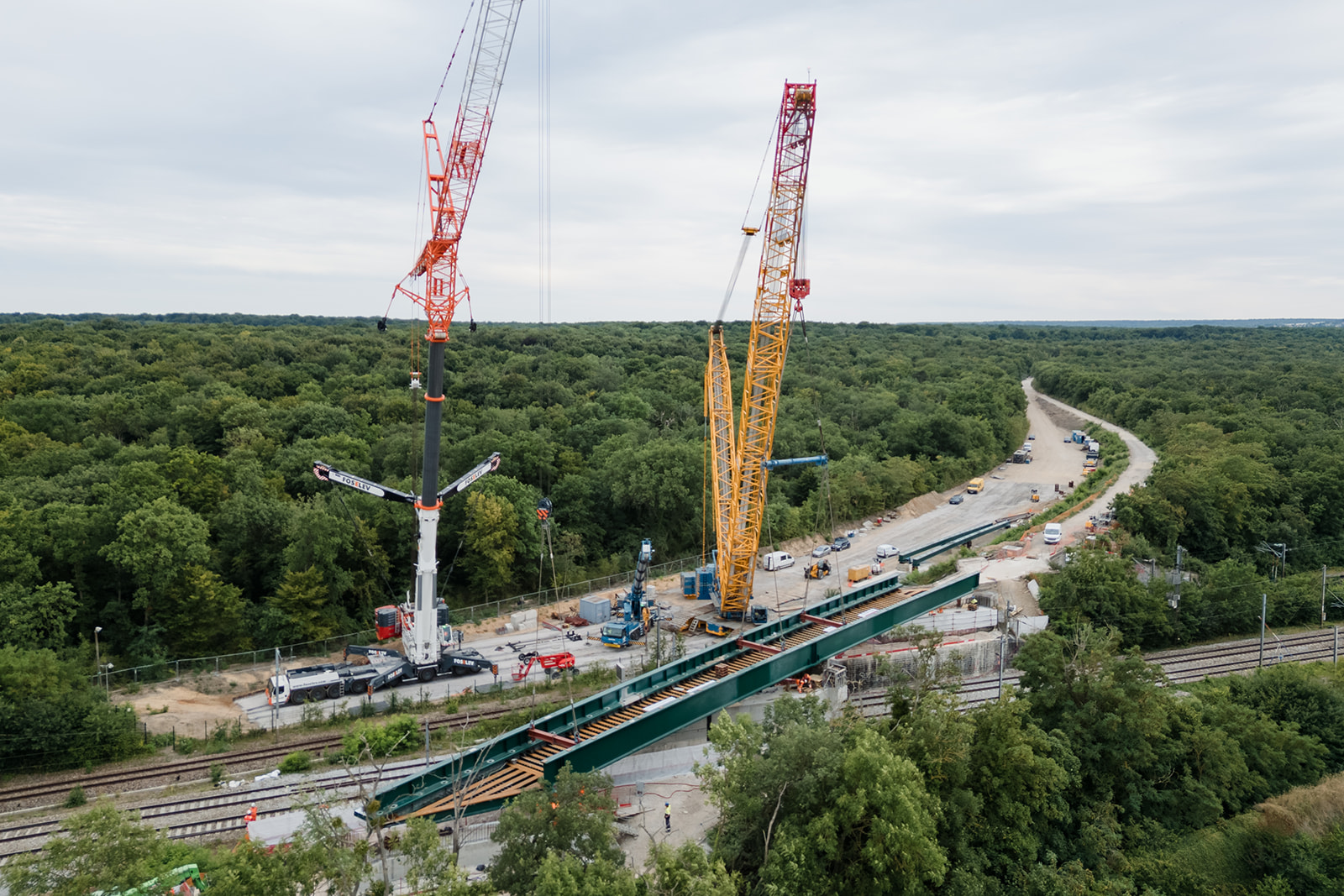 Foto que muestra la instalación del nuevo puente Saut-de-Mouton sobre las vías del RER A, la línea J y las líneas de Normandía entre Poissy y Achères.