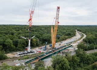 Foto que muestra la instalación del nuevo puente Saut-de-Mouton sobre las vías del RER A, la línea J y las líneas de Normandía entre Poissy y Achères.