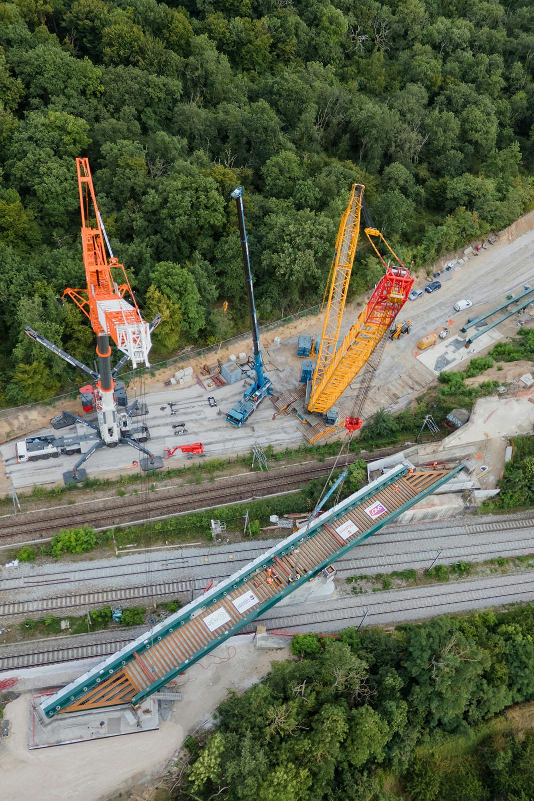 Foto zeigt die Installation der neuen Brücke von Saut-de-Mouton über die Gleise der RER A, der Linie J und der Normandie-Strecken zwischen Poissy und Achères.