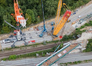 Foto que muestra la instalación del nuevo puente Saut-de-Mouton sobre las vías del RER A, la línea J y las líneas de Normandía entre Poissy y Achères.