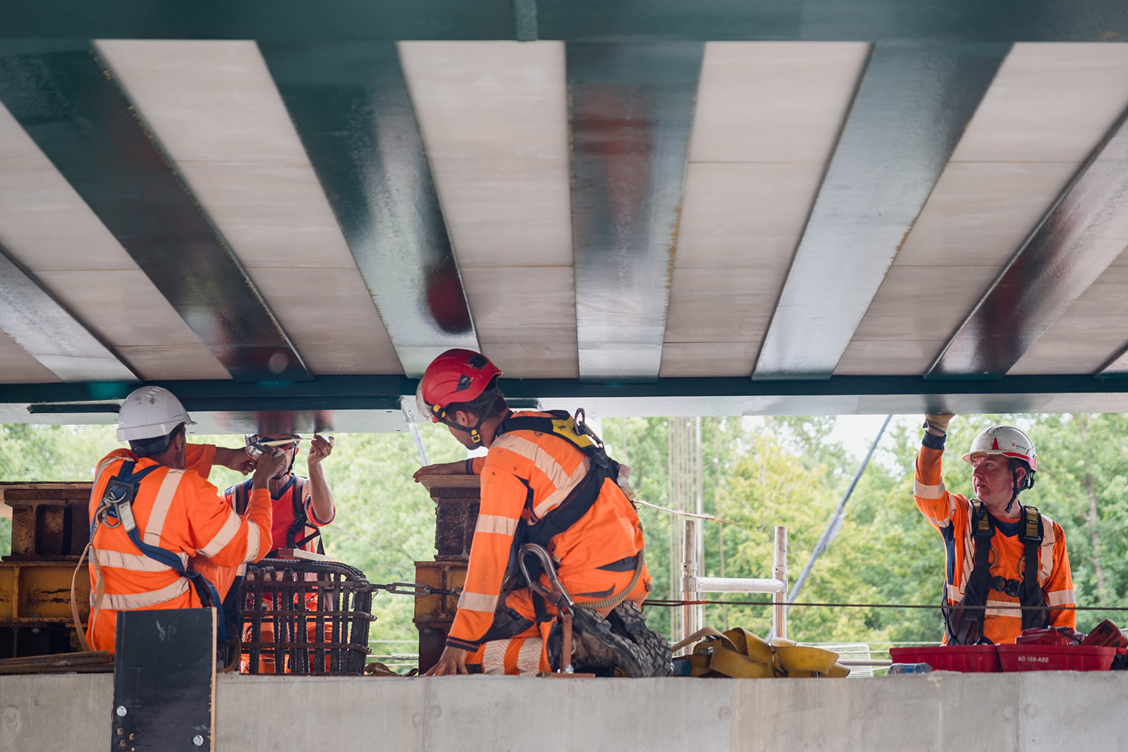 Foto que muestra la instalación del nuevo puente Saut-de-Mouton sobre las vías del RER A, la línea J y las líneas de Normandía entre Poissy y Achères.