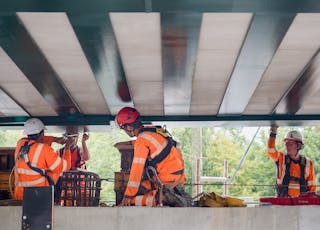 Foto que muestra la instalación del nuevo puente Saut-de-Mouton sobre las vías del RER A, la línea J y las líneas de Normandía entre Poissy y Achères.