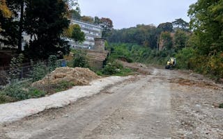 talus ferroviaire à l'entrée de Poissy