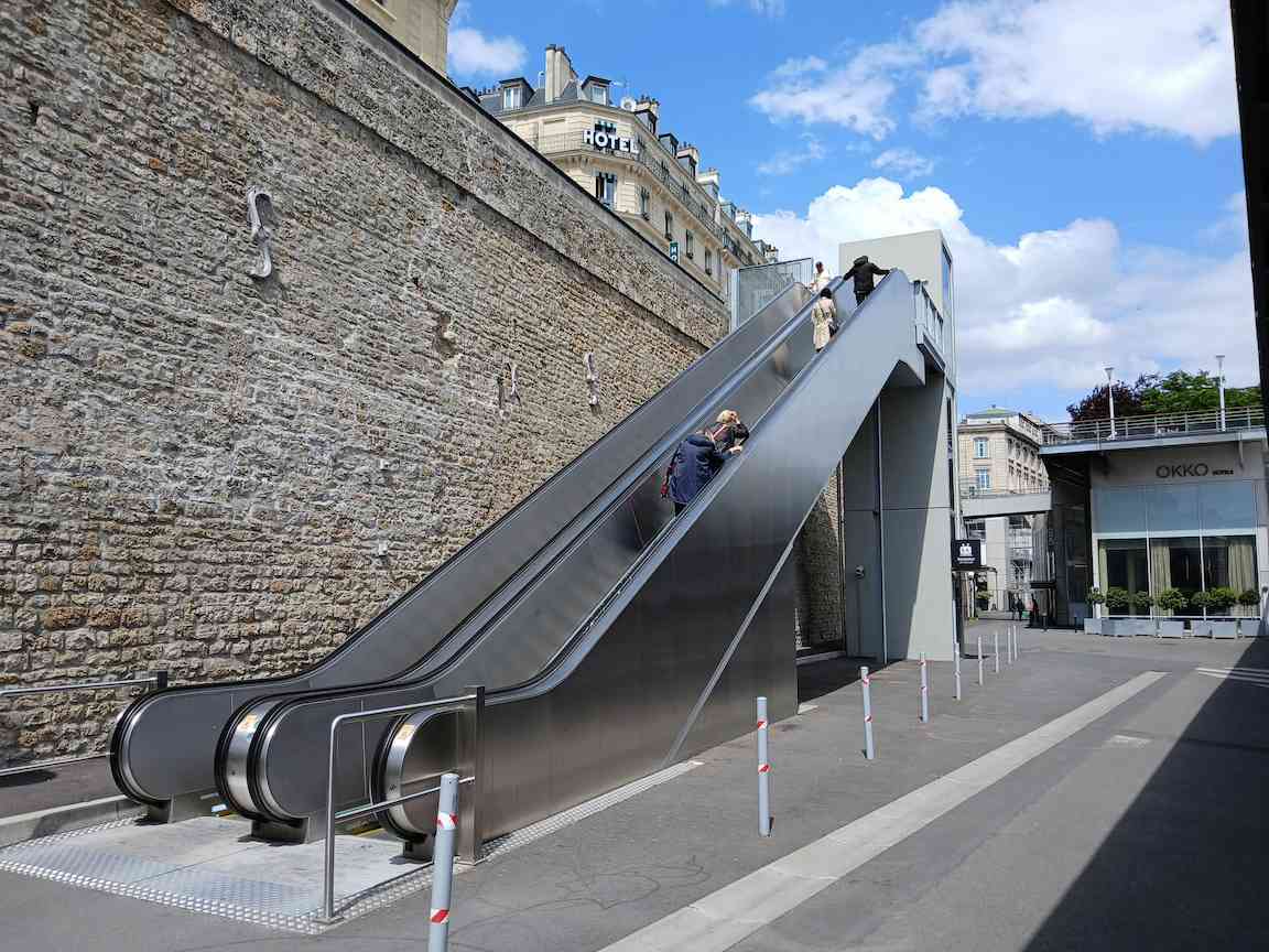 Le nouvel escalier mécanique entre la rue d'Alsace basse et la rue d'Alsace haute.