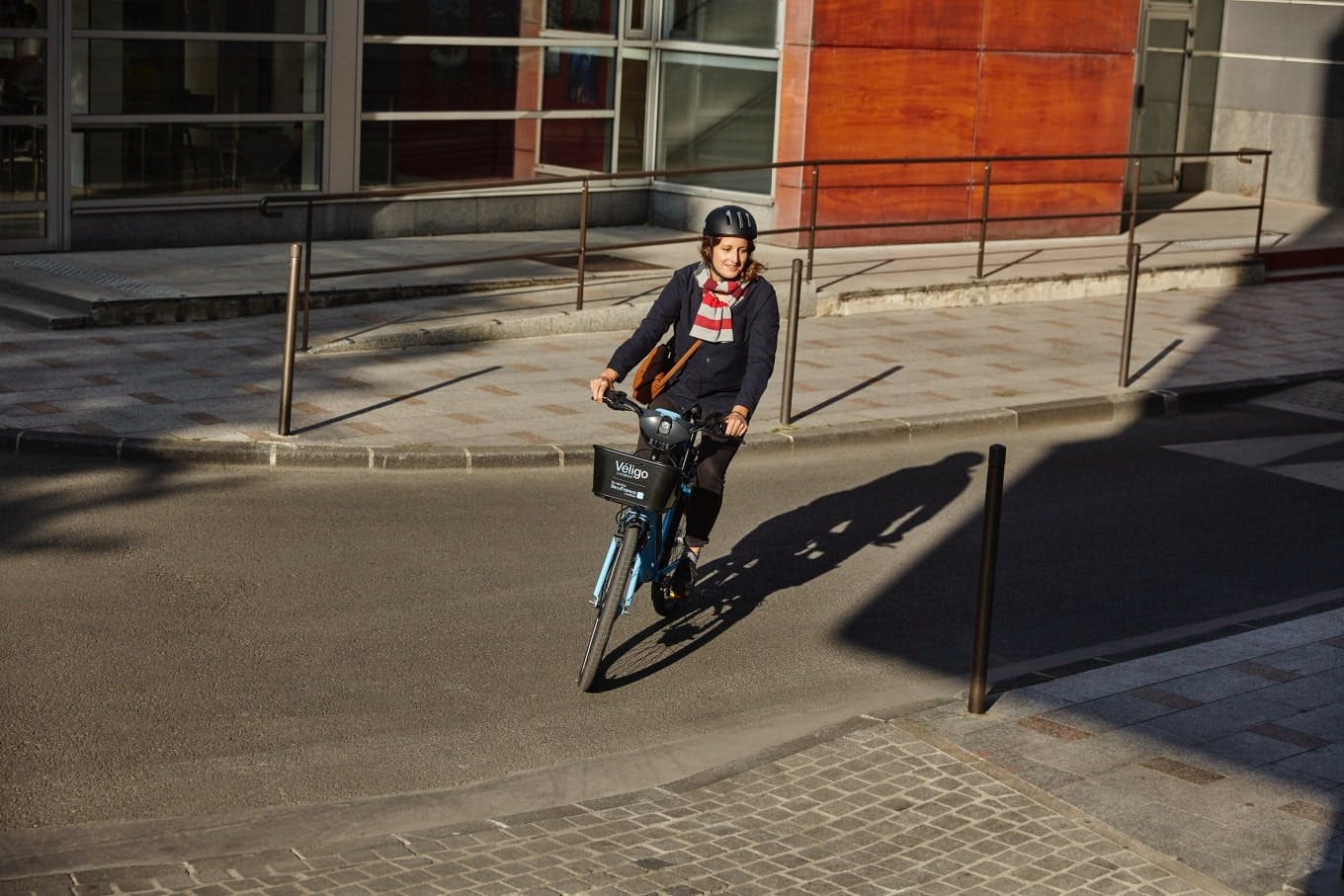 Une femme circule sur un vélo Véligo Location
