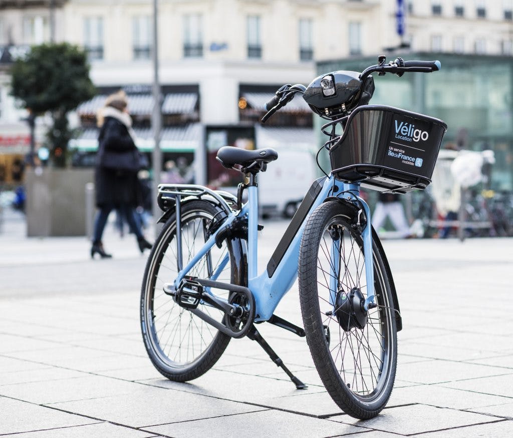Vélo à assistance électrique à l'arrêt
