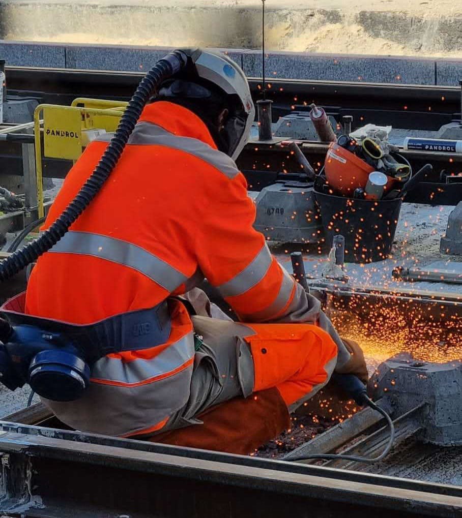Première soudure de rails du prolongement du tramway T3b vers la Porte Dauphine
