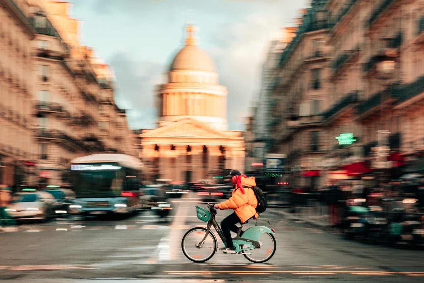 Jeune homme sur un vélo Vélib' rue Soufflot, à côté du Panthéon, à Paris