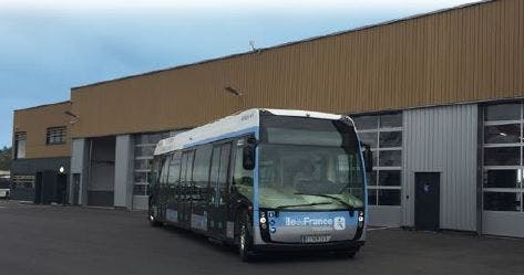 Bus électrique à l'arrêt
