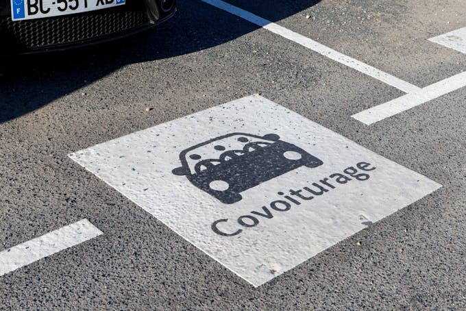 © Christophe RECOURA - Ile-de-France Mobilités - Zona de caronas na estação Bois-le-Roi.