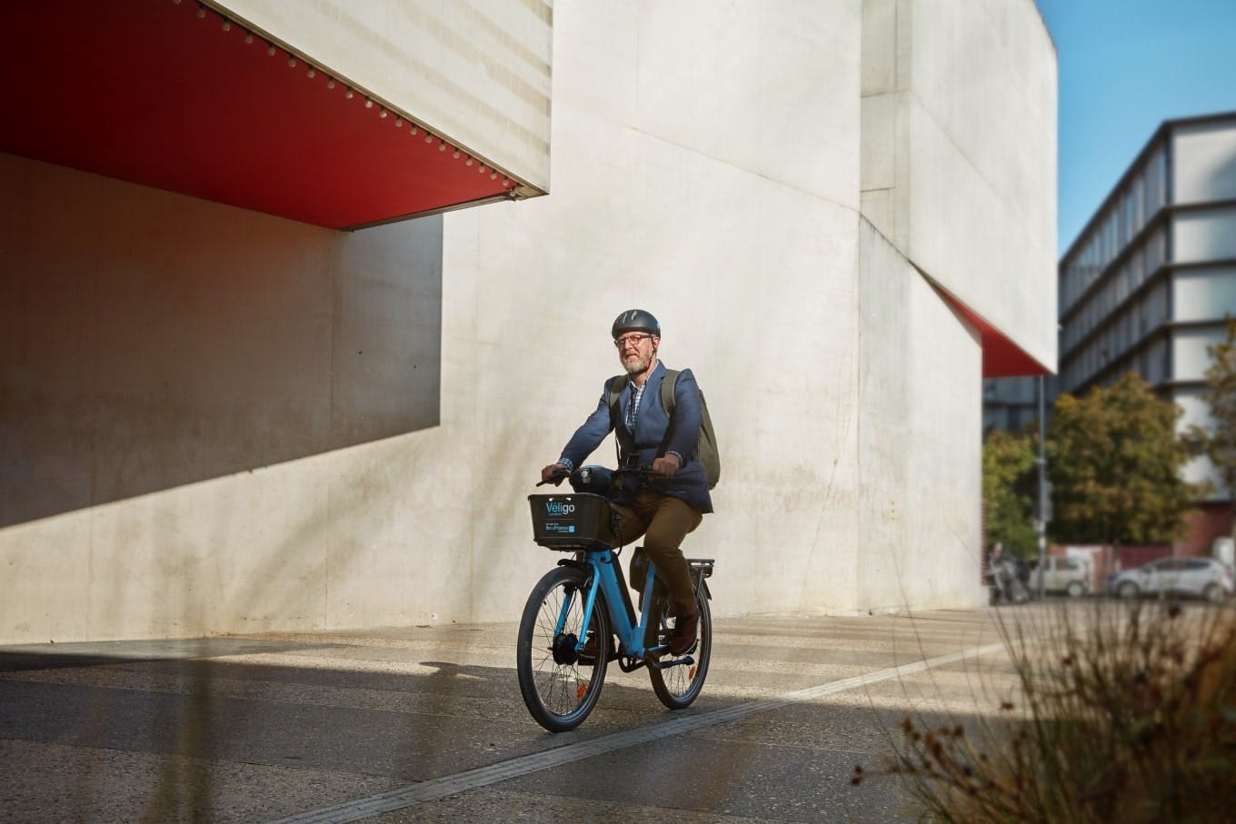 Homme d'âge mur sur un vélo Véligo Location en Île-de-France