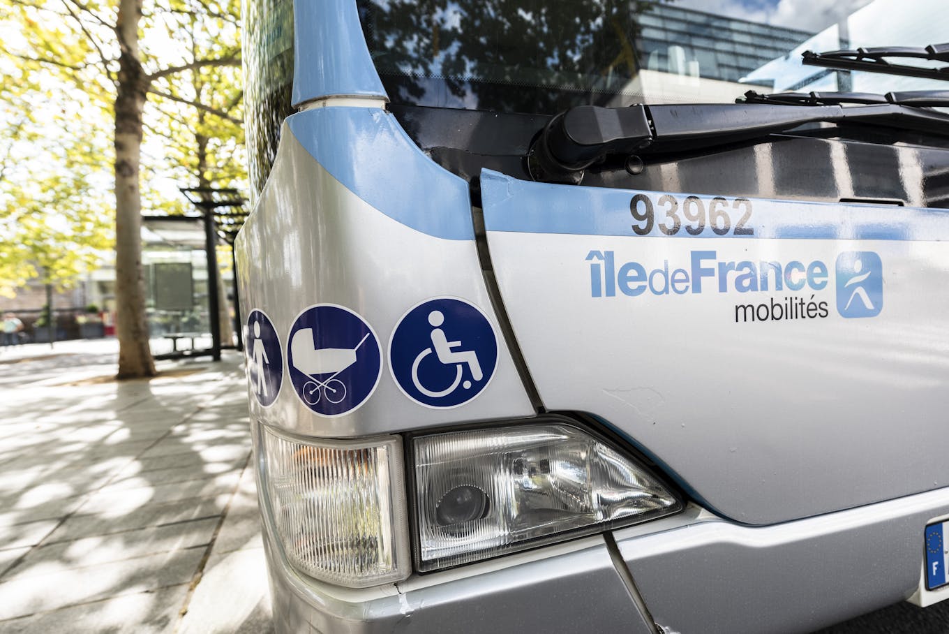 Bus accessible aux personnes à mobilité réduite et situation de handicap.