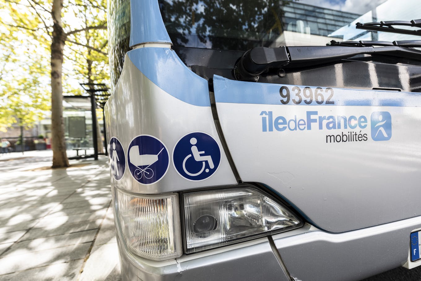Der Bus ist für Menschen mit eingeschränkter Mobilität und Behinderungen zugänglich.