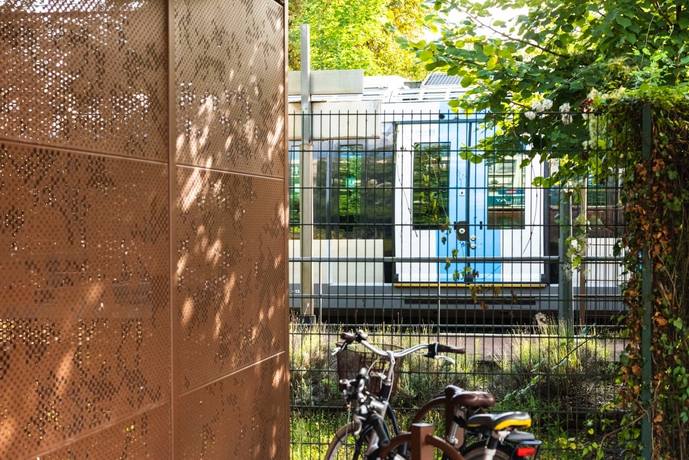 Parking Vélos Île-de-France Mobilités et passage d'un Francilien en gare d'Herblay, dans le Val-d'Oise (Transilien - ligne J)