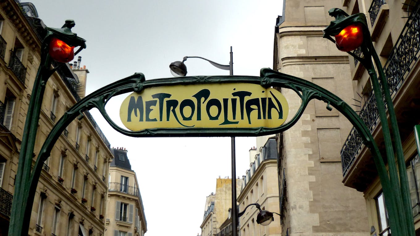 Bouche de métro "Guimard" typiquement parisienne 