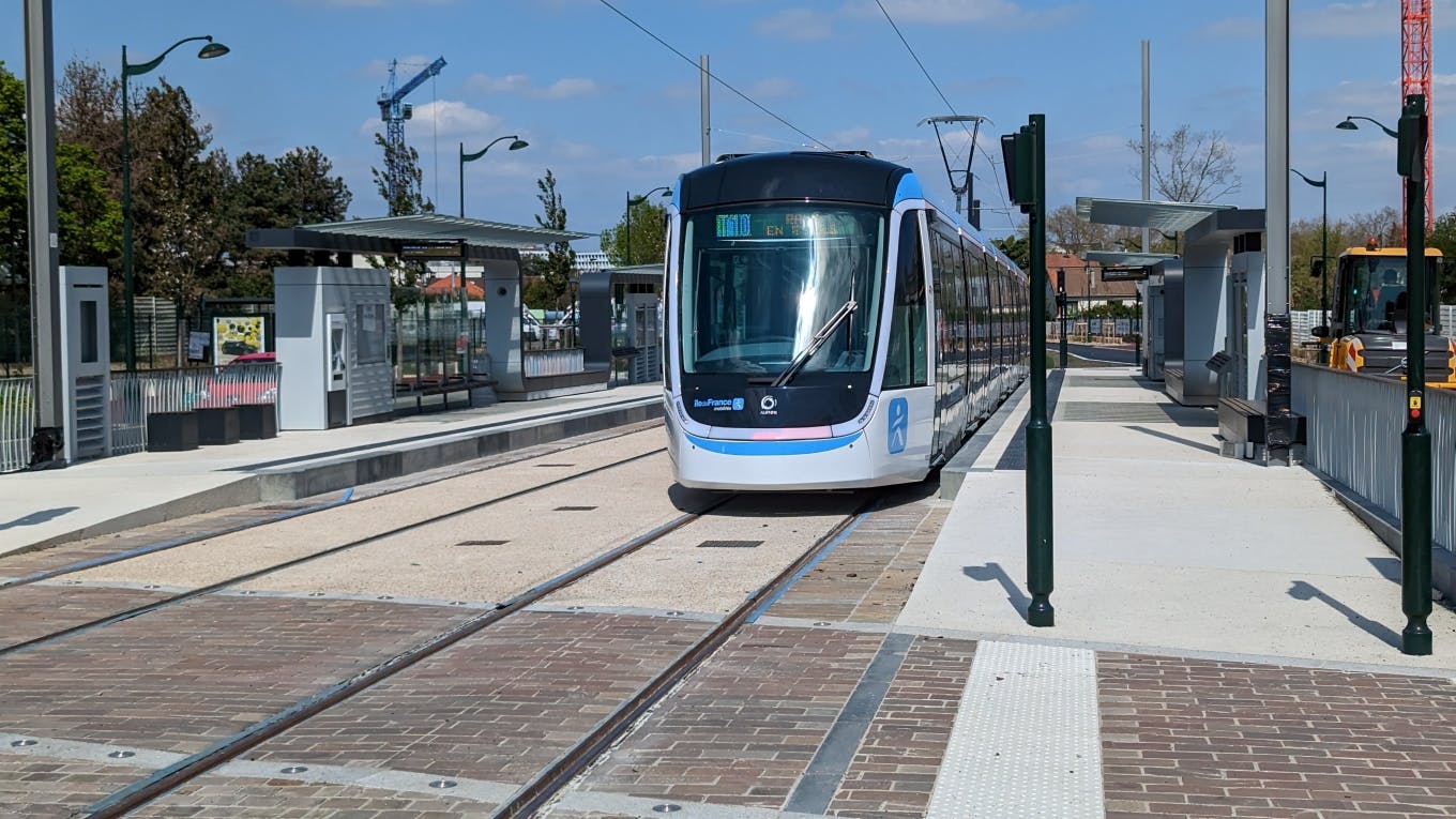 Une rame de tramway T10 en essai.