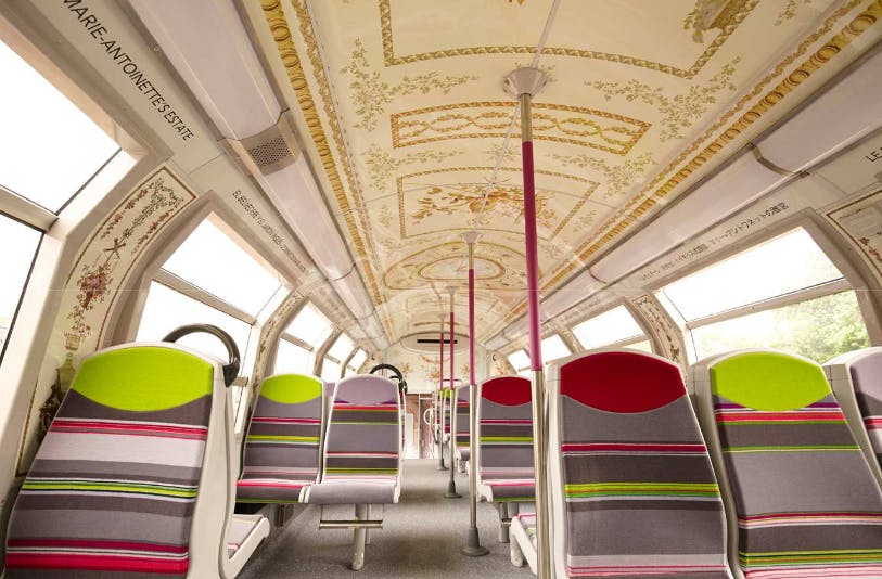 Intérieur rame de la ligne C aux couleurs du Château de Versailles