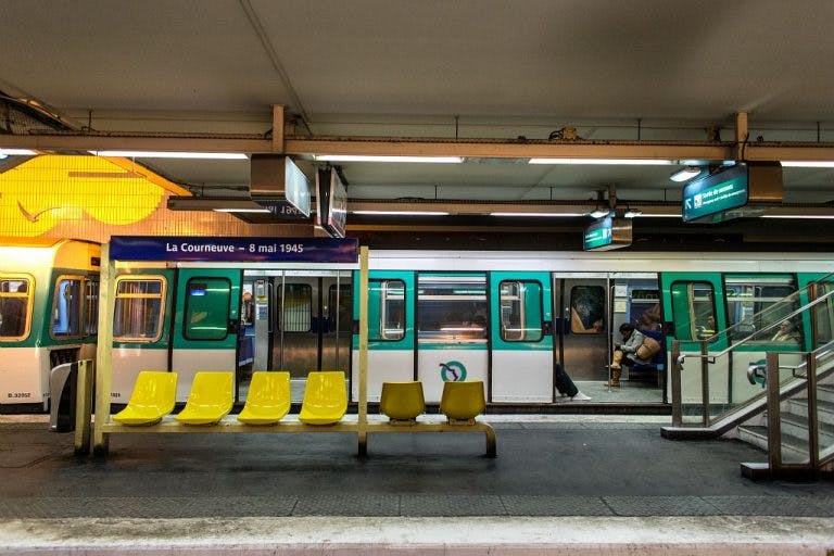 Espace d'attente avec des chaises devant la rame de métro
