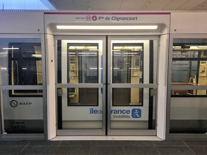 Un tren de metro automatizado en la línea 4