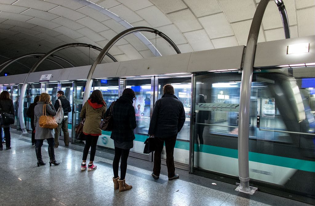 Voyageurs devant le métro, ligne 14